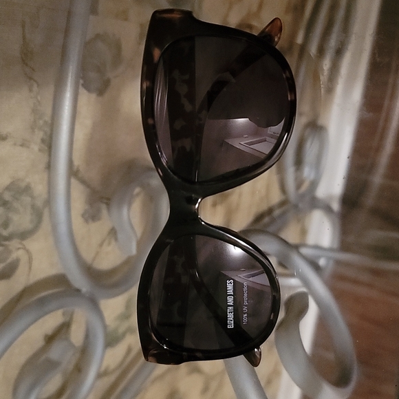 🆕️Elizabeth And James - Picture 5 of 6